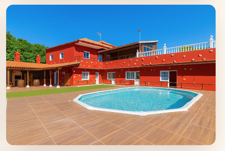 Luftaufnahme der Finca mit Pool und Innenhof