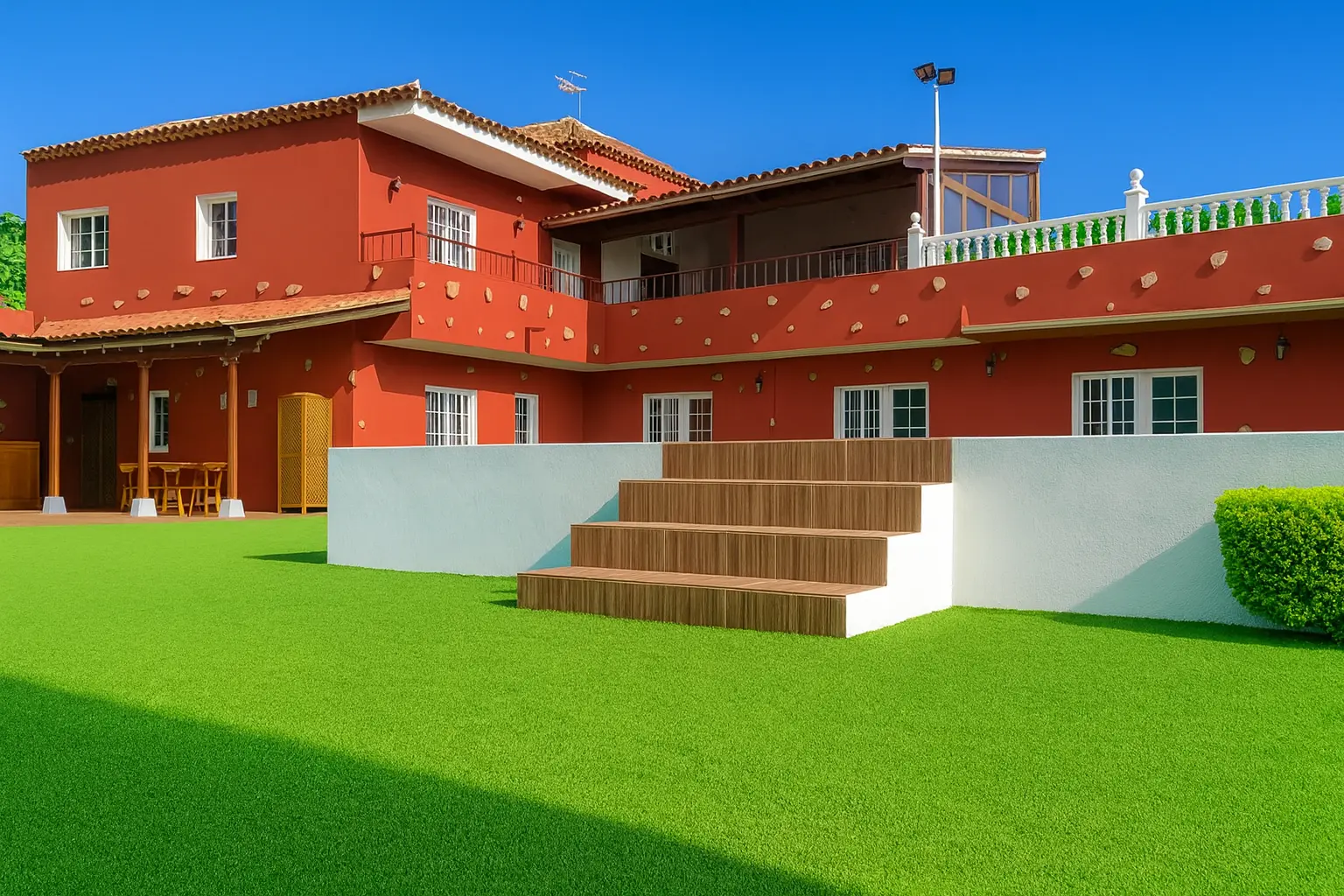 Hauptgebäude der Finca Paraíso Verde mit Rasenfläche und Terrasse